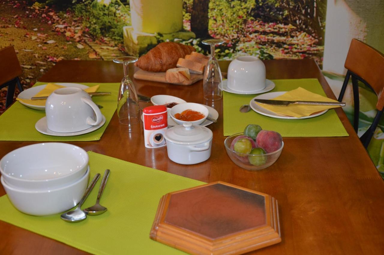 Chez Madeleine Bed & Breakfast Saint-Colomb-de-Lauzun ภายนอก รูปภาพ