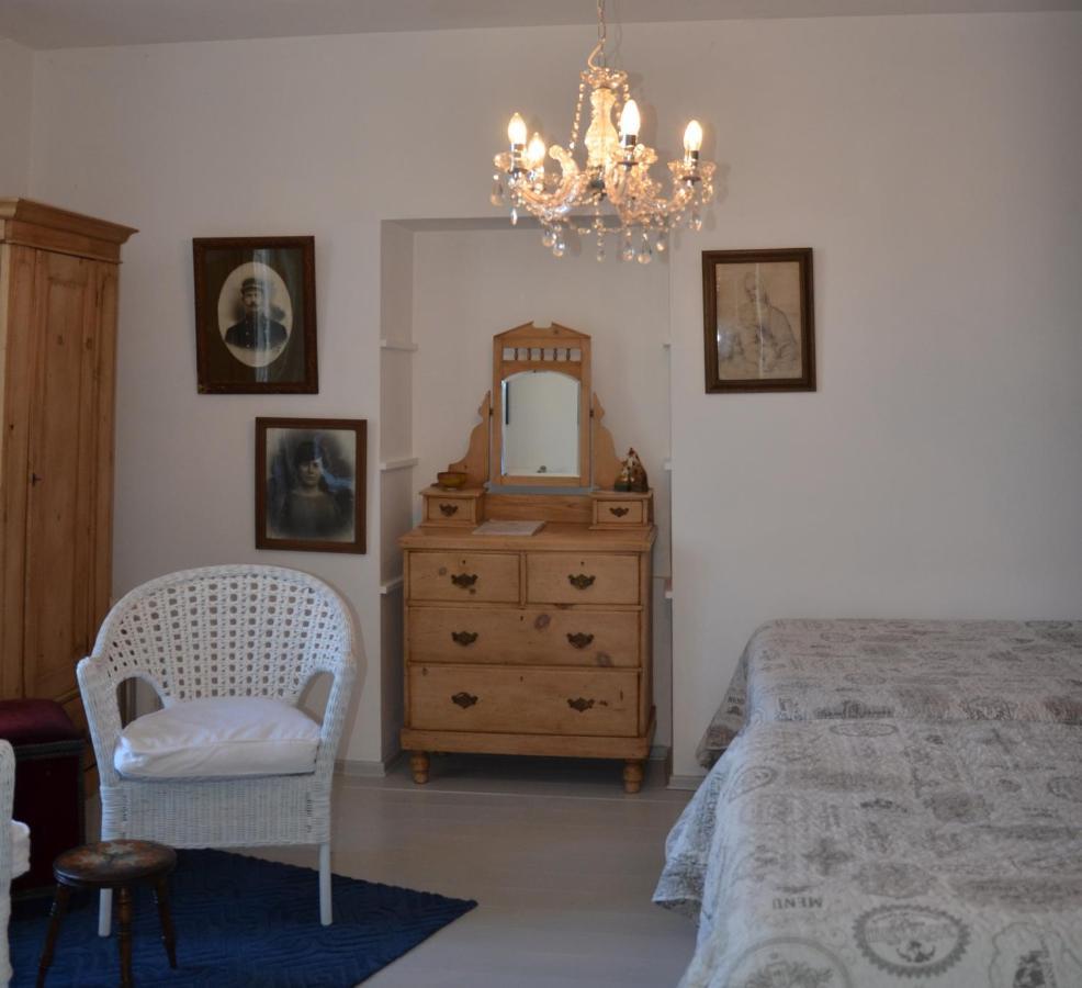 Chez Madeleine Bed & Breakfast Saint-Colomb-de-Lauzun ภายนอก รูปภาพ