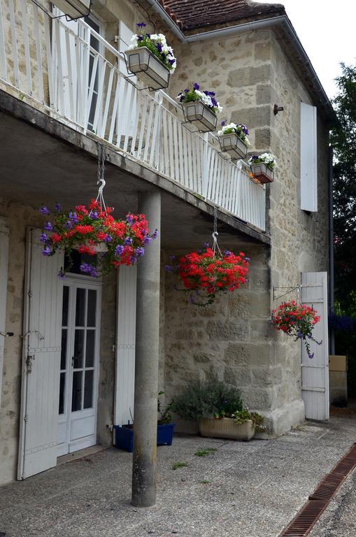 Chez Madeleine Bed & Breakfast Saint-Colomb-de-Lauzun ภายนอก รูปภาพ