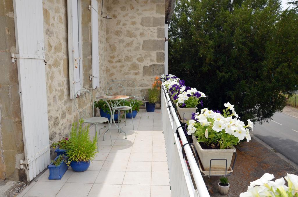 Chez Madeleine Bed & Breakfast Saint-Colomb-de-Lauzun ภายนอก รูปภาพ