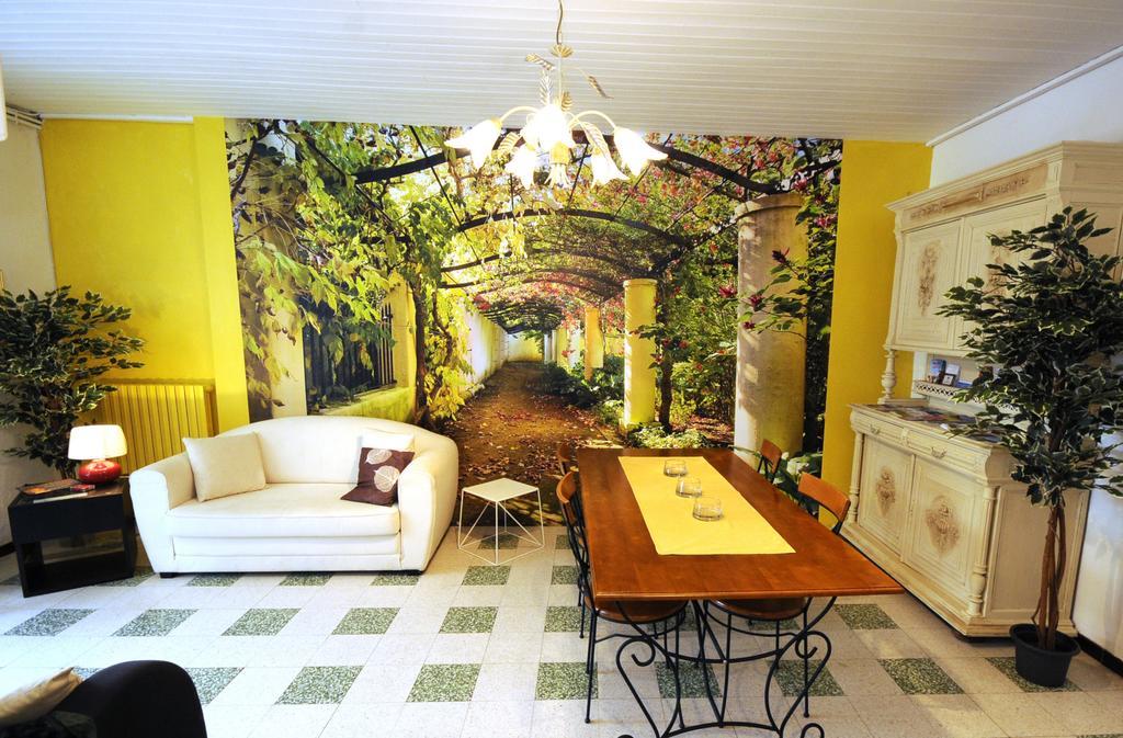Chez Madeleine Bed & Breakfast Saint-Colomb-de-Lauzun ภายนอก รูปภาพ